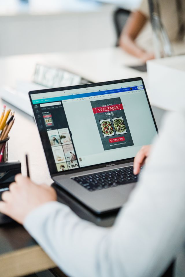 Mujer aprendiendo cómo usar Canva para principiantes en su laptop