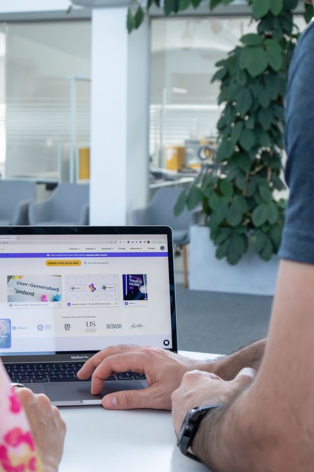 Persona decidiendo cómo elegir un curso online en su laptop