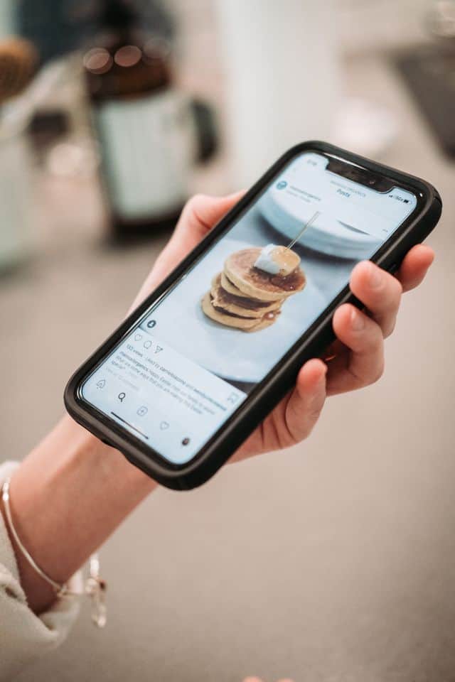 Persona revisando su publicación lista en redes sociales