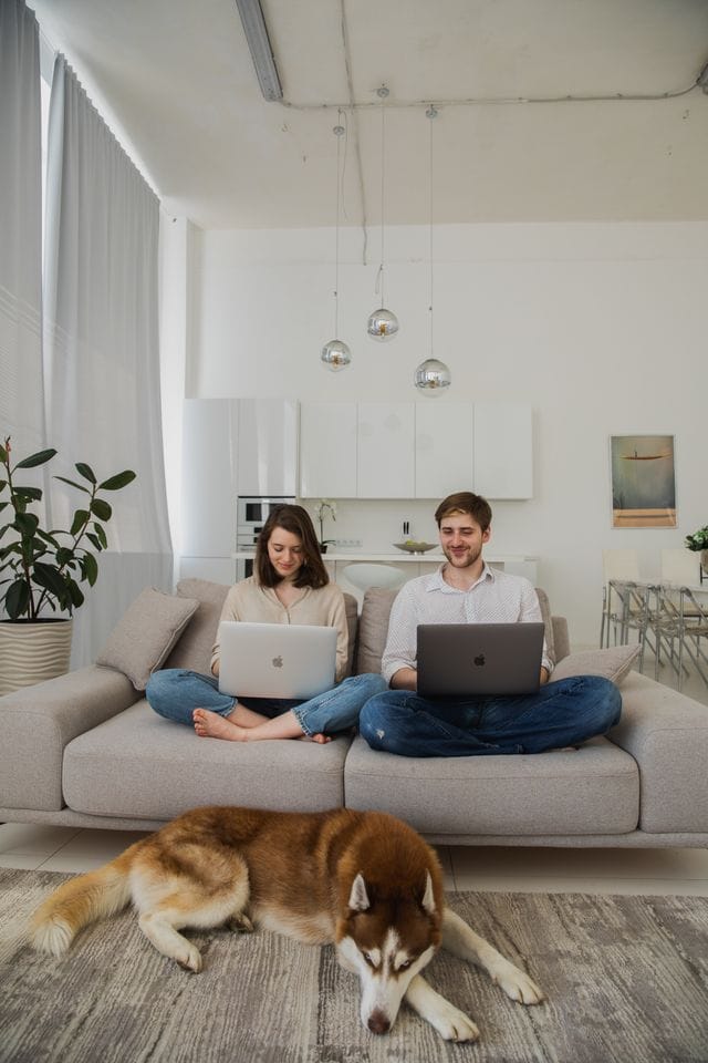 Personas usando herramientas de inteligencia artificial gratis en casa
